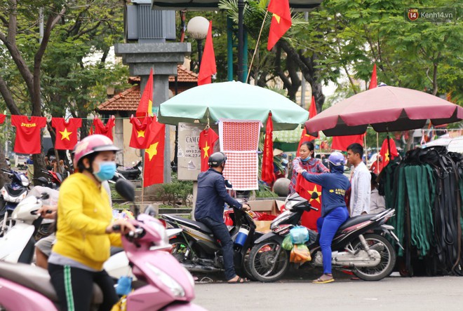Quốc kỳ, &aacute;o đỏ sao v&agrave;ng ch&aacute;y h&agrave;ng ở S&agrave;i G&ograve;n trước trận chung kết lượt đi AFF Cup 2018 - Ảnh 9.
