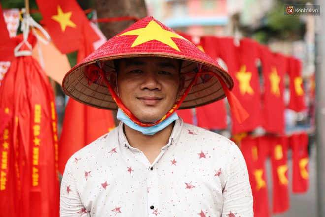 Quốc kỳ, áo đỏ sao vàng cháy hàng ở Sài Gòn trước trận chung kết lượt đi AFF Cup 2018 - Ảnh 8.