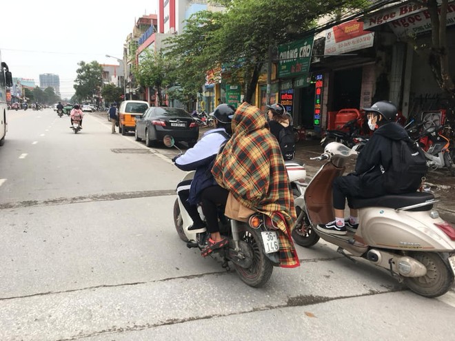 Thời tiết 3 miền mỗi nơi 1 ph&aacute;ch, học sinh t&igrave;m đủ mọi phương ph&aacute;p dở kh&oacute;c dở cười để vượt kh&oacute; đến trường - Ảnh 2.