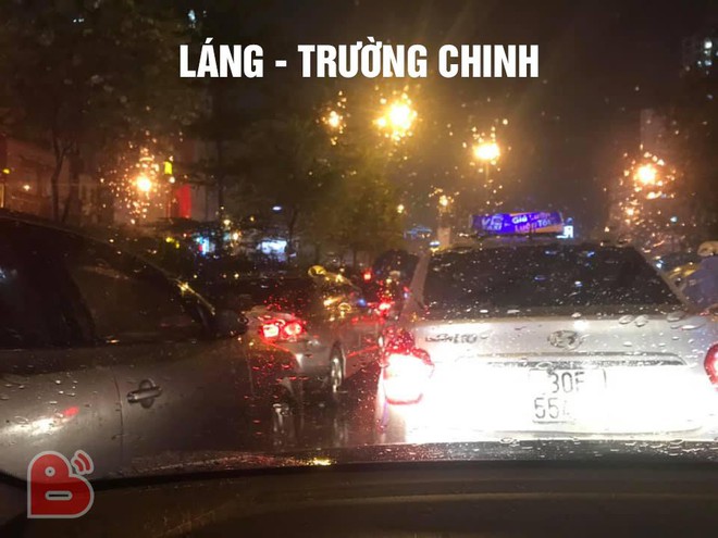 Hà Nội: Các tuyến đường ách tắc kinh hoàng, nhiều người than trời vì cả tiếng mới về được đến nhà dù chỉ có 3km - Ảnh 9.