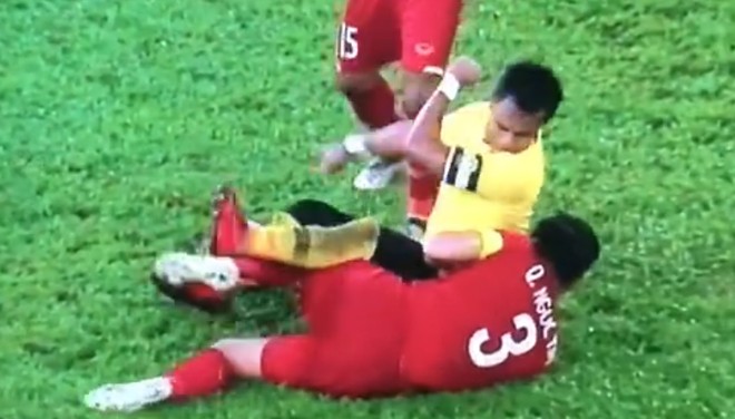 Đội trưởng Malaysia giơ cao cánh tay định đánh cùi chỏ vào mặt đội trưởng ĐT Việt Nam - Ảnh 3.