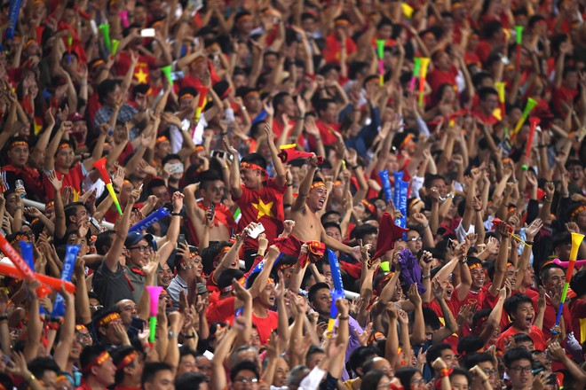 Fan Việt Nam và Fan Malaysia cuồng say nhất AFF Cup 2018  - Ảnh 9.