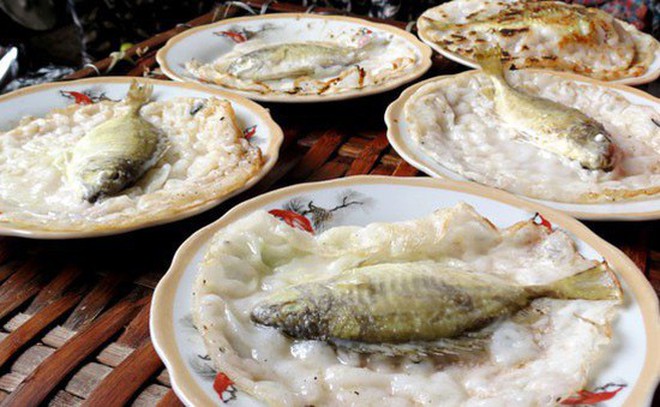 Thưởng thức bao nhiêu đặc sản xứ Huế, chưa chắc bạn biết đến chiếc bánh chễm chệ cả con cá bên trong này - Ảnh 1.