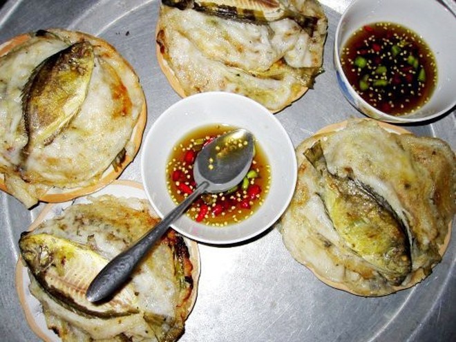Thưởng thức bao nhiêu đặc sản xứ Huế, chưa chắc bạn biết đến chiếc bánh chễm chệ cả con cá bên trong này - Ảnh 5.