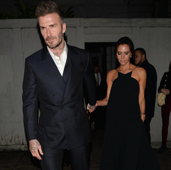 Vợ chồng Beckham nắm chặt tay trước ống k&iacute;nh, nhưng khi v&agrave;o dự tiệc th&igrave; quay lưng lại với nhau - Ảnh 3.