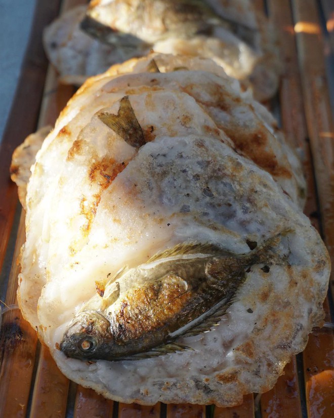 Thưởng thức bao nhiêu đặc sản xứ Huế, chưa chắc bạn biết đến chiếc bánh chễm chệ cả con cá bên trong này - Ảnh 4.
