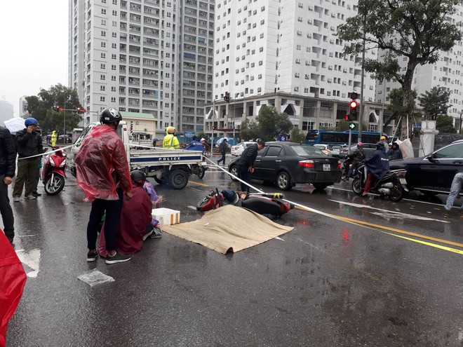 H&agrave; Nội: X&oacute;t xa cảnh người đ&agrave;n &ocirc;ng gục kh&oacute;c suốt 1 giờ tại hiện trường tai nạn 1 nạn nh&acirc;n tử vong - Ảnh 2.