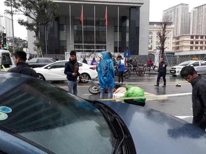 H&agrave; Nội: X&oacute;t xa cảnh người đ&agrave;n &ocirc;ng gục kh&oacute;c suốt 1 giờ tại hiện trường tai nạn 1 nạn nh&acirc;n tử vong - Ảnh 4.