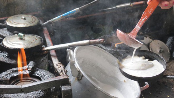 Thưởng thức bao nhiêu đặc sản xứ Huế, chưa chắc bạn biết đến chiếc bánh chễm chệ cả con cá bên trong này - Ảnh 3.