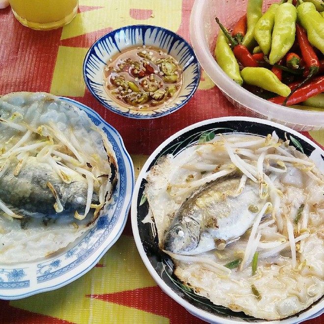 Thưởng thức bao nhiêu đặc sản xứ Huế, chưa chắc bạn biết đến chiếc bánh chễm chệ cả con cá bên trong này - Ảnh 5.