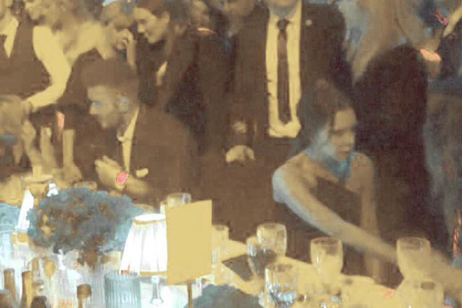 Vợ chồng Beckham nắm chặt tay trước ống k&iacute;nh, nhưng khi v&agrave;o dự tiệc th&igrave; quay lưng lại với nhau - Ảnh 1.
