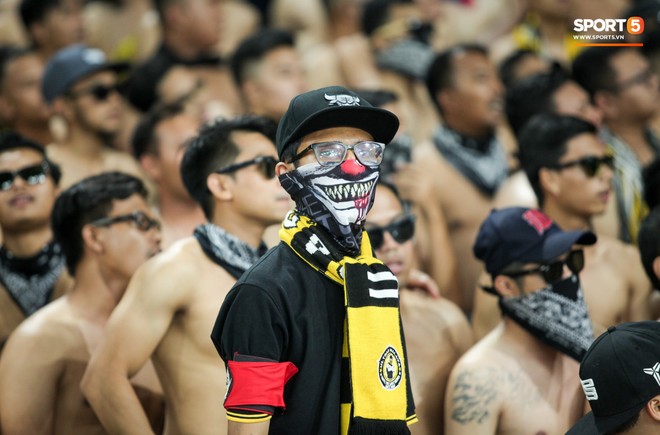 CĐV Malaysia đeo mặt nạ kinh dị Gã hề ma quái trong bộ phim ăn khách IT - Ảnh 1.