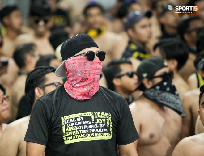 CĐV Malaysia đeo mặt nạ kinh dị Gã hề ma quái trong bộ phim ăn khách IT - Ảnh 8.