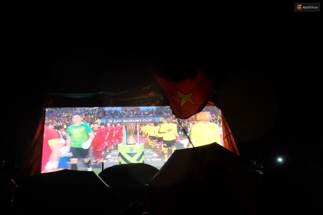Mẹ Quang Hải n&oacute;i về kết quả h&ograve;a 2-2 trận chung kết lượt đi AFF Cup: T&ocirc;i đ&atilde; dự đo&aacute;n từ trước, cơ hội chia đều cho hai b&ecirc;n - Ảnh 5.