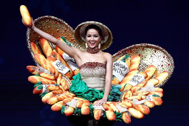 Trước B&aacute;nh M&igrave; của H&rsquo;Hen Ni&ecirc;, Việt Nam từng ghi dấu ấn tại Miss Universe bởi loạt quốc phục độc đ&aacute;o n&agrave;y - Ảnh 1.