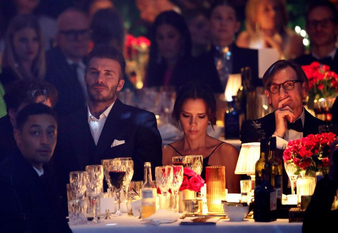 Vợ chồng Beckham nắm chặt tay trước ống k&iacute;nh, nhưng khi v&agrave;o dự tiệc th&igrave; quay lưng lại với nhau - Ảnh 2.
