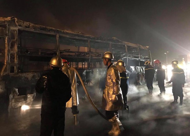 Hà Nội: Xe giường nằm phát ra tiếng nổ rồi bốc cháy trơ khung trên cầu Thanh Trì lúc giữa đêm - Ảnh 1.