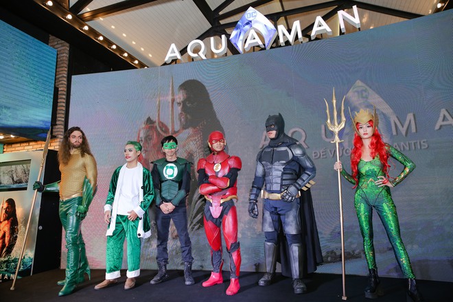 Minh Tú diện vest đen cùng áo xuyên thấu gợi cảm trong buổi ra mắt phim “Aquaman” - Ảnh 13.