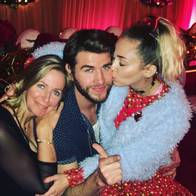 Yêu nhau đã lâu, Miley Cyrus vẫn mê mẩn body Liam Hemsworth và thường làm chuyện ấy qua mạng - Ảnh 1.