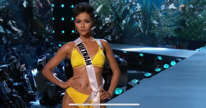 HHen Niê diện váy dạ hội khoe chân dài hút mắt, catwalk chặt chém trong đêm thi bán kết Miss Universe 2018 - Ảnh 3.