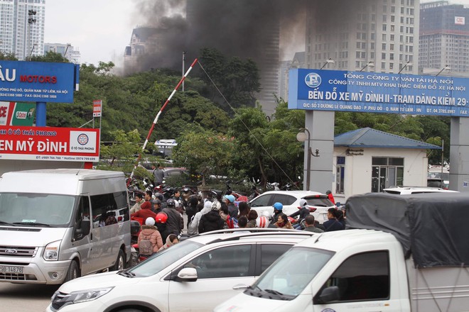 Hà Nội: Cháy lớn gần trụ sở Liên đoàn bóng đá Việt Nam, cột khói đen xì bốc lên ngùn ngụt - Ảnh 7.