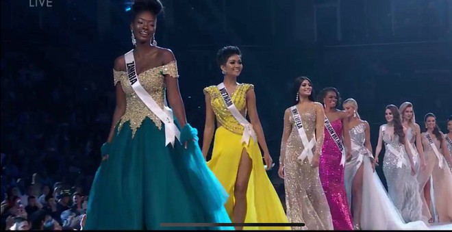 HHen Niê diện váy dạ hội khoe chân dài hút mắt, catwalk chặt chém trong đêm thi bán kết Miss Universe 2018 - Ảnh 7.
