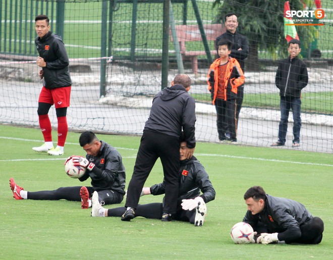 Không được bắt chính tại AFF Cup, thủ môn Tiến Dũng nhận cử chỉ tình cảm từ thầy Park - Ảnh 3.
