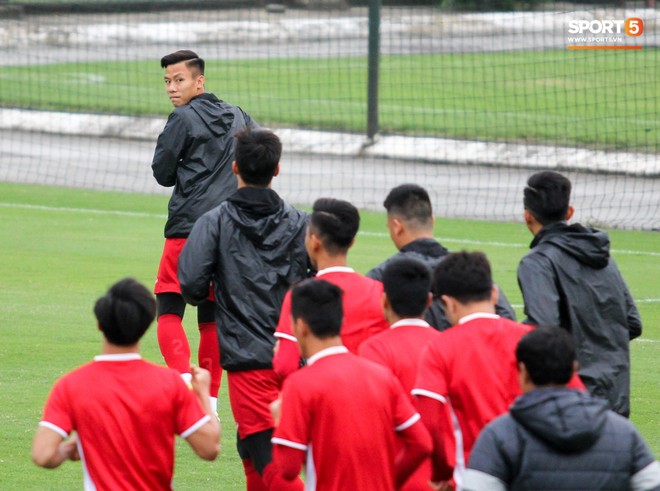 Không được bắt chính tại AFF Cup, thủ môn Tiến Dũng nhận cử chỉ tình cảm từ thầy Park - Ảnh 10.