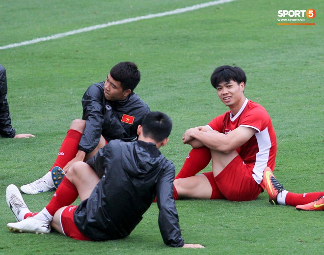 Không được bắt chính tại AFF Cup, thủ môn Tiến Dũng nhận cử chỉ tình cảm từ thầy Park - Ảnh 11.