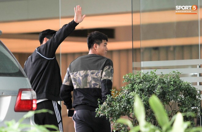 Tuyển Việt Nam ng&agrave;y nghỉ xả hơi: Người đi cắt t&oacute;c, người diện đồ m&ugrave;a đ&ocirc;ng xuống phố - Ảnh 4.