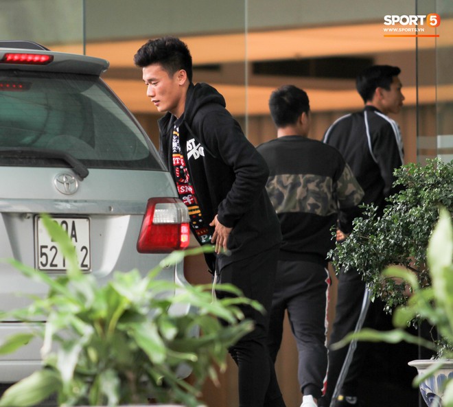 Tuyển Việt Nam ng&agrave;y nghỉ xả hơi: Người đi cắt t&oacute;c, người diện đồ m&ugrave;a đ&ocirc;ng xuống phố - Ảnh 2.