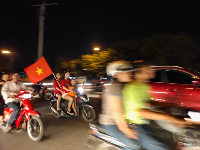 Thử thách chụp đêm chung kết AFF Suzuki Cup 2018 bằng Oppo R17 Pro: nhiều cảm xúc và bất ngờ! - Ảnh 3.