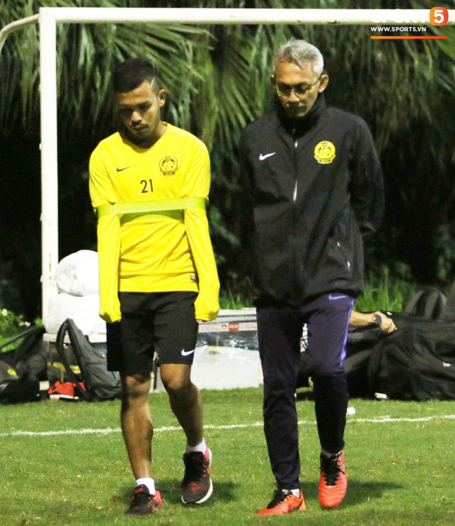 HLV trưởng Malaysia yêu cầu trợ lý massage ngay trên sân tập - Ảnh 5.