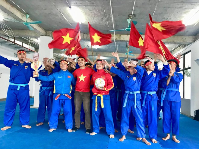 Thầy cô nước ngoài làm MV hoành tráng cỗ vũ Việt Nam: Các bạn sẽ vô địch AFF CUP 2018 vì đội bóng năm nay quá mạnh! - Ảnh 8.