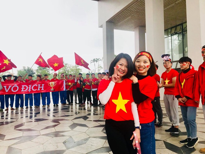 Thầy cô nước ngoài làm MV hoành tráng cỗ vũ Việt Nam: Các bạn sẽ vô địch AFF CUP 2018 vì đội bóng năm nay quá mạnh! - Ảnh 9.