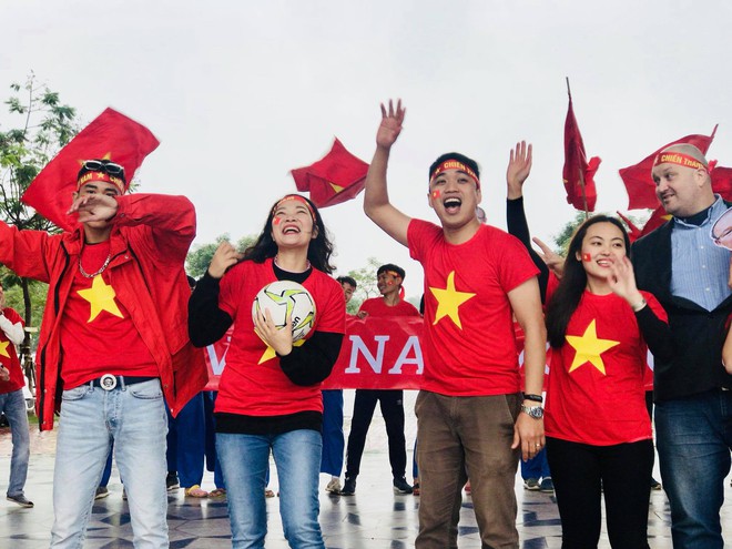 Thầy cô nước ngoài làm MV hoành tráng cỗ vũ Việt Nam: Các bạn sẽ vô địch AFF CUP 2018 vì đội bóng năm nay quá mạnh! - Ảnh 10.