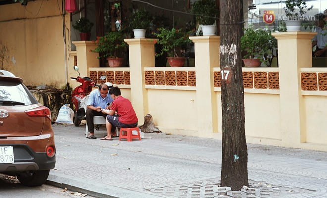 Lớp học đáng yêu trên vỉa hè: Một bác bảo vệ vừa giữ xe vừa dạy chữ cho cậu nhóc bán hàng rong ở Sài Gòn - Ảnh 11.