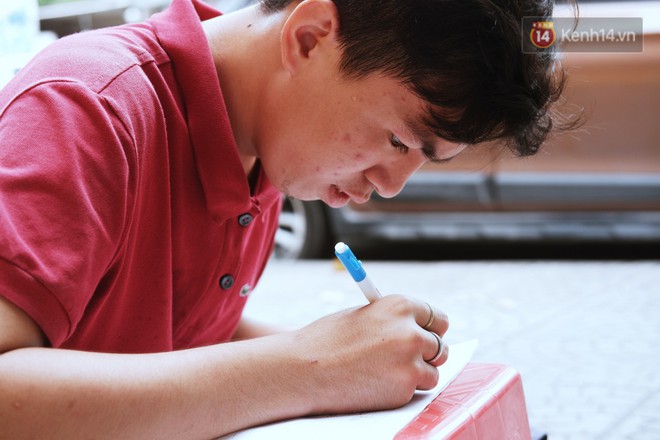 Lớp học đáng yêu trên vỉa hè: Một bác bảo vệ vừa giữ xe vừa dạy chữ cho cậu nhóc bán hàng rong ở Sài Gòn - Ảnh 8.
