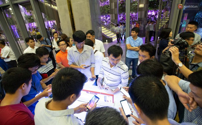 Hàng trăm người Sài Gòn xếp hàng chờ trải nghiệm điện thoại Vsmart giá bình dân tại tháp Landmark 81 - Ảnh 9.