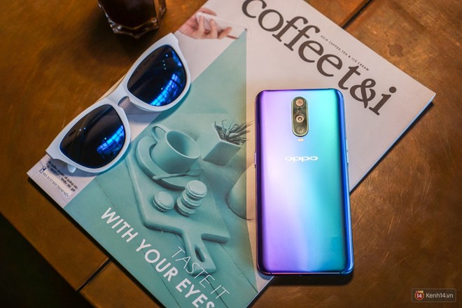 Thử th&aacute;ch chụp đ&ecirc;m chung kết AFF Suzuki Cup 2018 bằng Oppo R17 Pro: nhiều cảm x&uacute;c v&agrave; bất ngờ! - Ảnh 1.