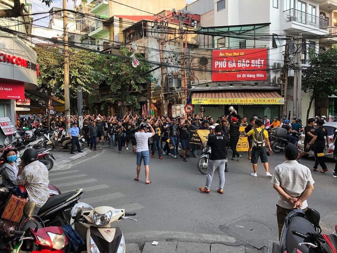 CĐV Malaysia l&aacute;i xe suốt 1 ng&agrave;y để đến Việt Nam cổ vũ đội nh&agrave; - Ảnh 2.