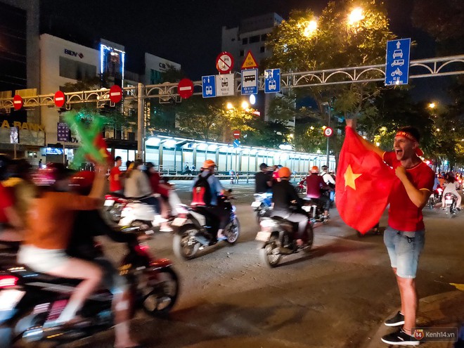 Thử th&aacute;ch chụp đ&ecirc;m chung kết AFF Suzuki Cup 2018 bằng Oppo R17 Pro: nhiều cảm x&uacute;c v&agrave; bất ngờ! - Ảnh 10.