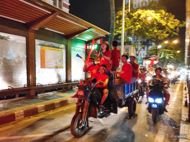 Thử th&aacute;ch chụp đ&ecirc;m chung kết AFF Suzuki Cup 2018 bằng Oppo R17 Pro: nhiều cảm x&uacute;c v&agrave; bất ngờ! - Ảnh 16.