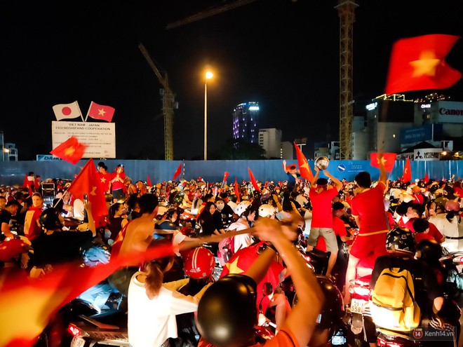 Thử thách chụp đêm chung kết AFF Suzuki Cup 2018 bằng Oppo R17 Pro: nhiều cảm xúc và bất ngờ! - Ảnh 9.