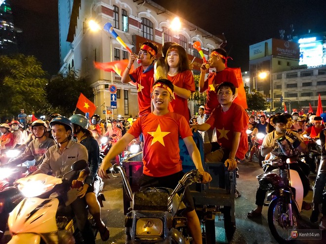 Thử thách chụp đêm chung kết AFF Suzuki Cup 2018 bằng Oppo R17 Pro: nhiều cảm xúc và bất ngờ! - Ảnh 6.