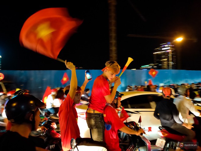 Thử th&aacute;ch chụp đ&ecirc;m chung kết AFF Suzuki Cup 2018 bằng Oppo R17 Pro: nhiều cảm x&uacute;c v&agrave; bất ngờ! - Ảnh 17.
