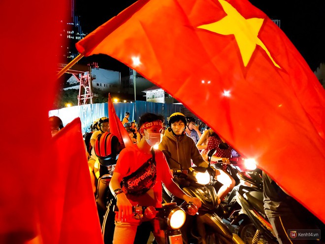 Thử th&aacute;ch chụp đ&ecirc;m chung kết AFF Suzuki Cup 2018 bằng Oppo R17 Pro: nhiều cảm x&uacute;c v&agrave; bất ngờ! - Ảnh 19.