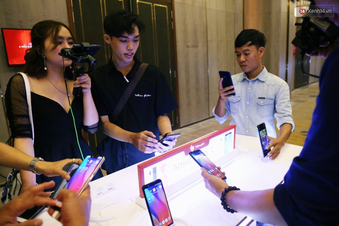 Hàng trăm người Sài Gòn xếp hàng chờ trải nghiệm điện thoại Vsmart giá bình dân tại tháp Landmark 81 - Ảnh 5.