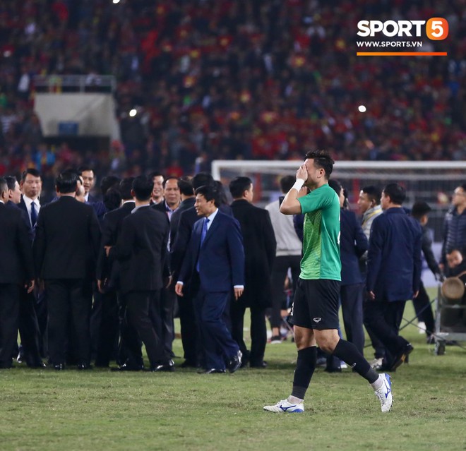 Vô địch AFF Cup 2018, thủ thành Văn Lâm òa khóc rưng rức khi ăn mừng cùng Quế Ngọc Hải - Ảnh 2.