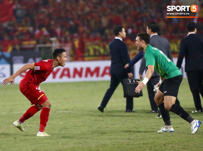 Vô địch AFF Cup 2018, thủ thành Văn Lâm òa khóc rưng rức khi ăn mừng cùng Quế Ngọc Hải - Ảnh 5.